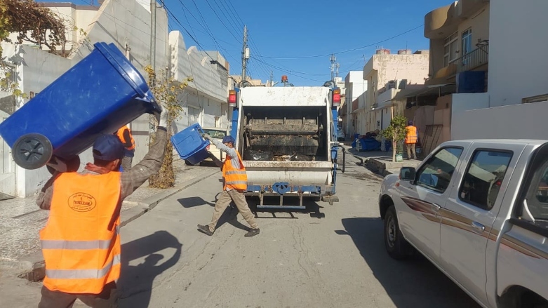 کارمەندانی شارەوانی لەکاتی خاوێنکردنەوەی گەڕەکێکی هەولێر